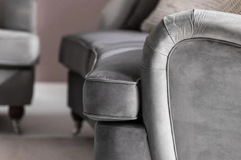 Howard Riviera 3-seters Svingt Fløyelssofa - Lys grå - Møbler - Sofaer - Howard-sofaer