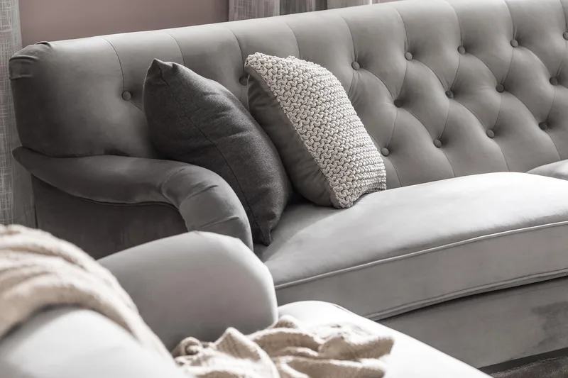 Howard Riviera 3-seters Svingt Fløyelssofa - Lys grå - Møbler - Sofaer - Howard-sofaer