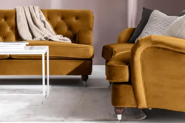 Howard Riviera 3-seters Svingt Fløyelssofa - Mørk gul - Møbler - Sofaer - Howard-sofaer