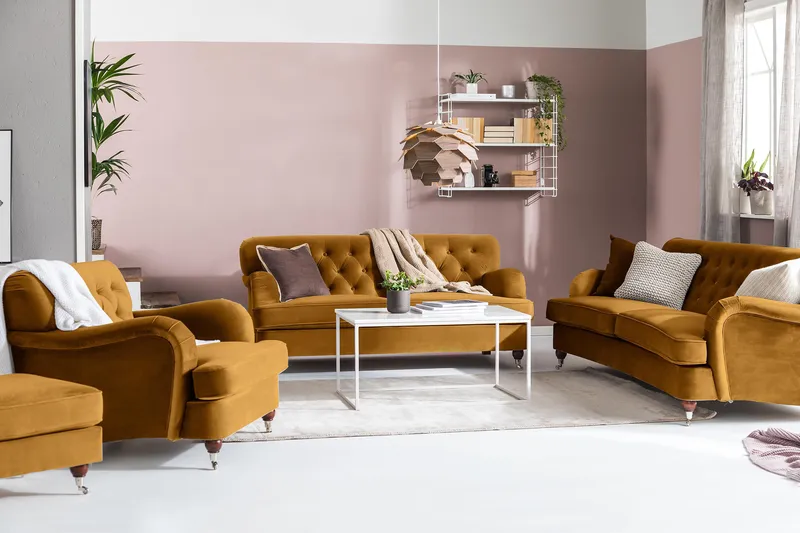 Howard Riviera 3-seters Svingt Fløyelssofa - Mørk gul - Møbler - Sofaer - Howard-sofaer