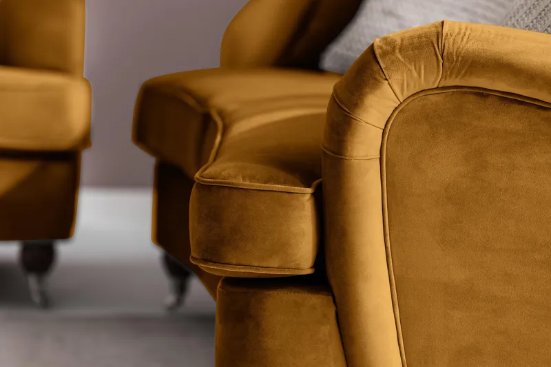 Howard Riviera 3-seters Svingt Fløyelssofa - Mørk gul - Møbler - Sofaer - Howard-sofaer