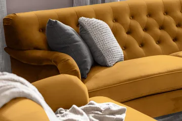 Howard Riviera 3-seters Svingt Fløyelssofa - Mørk gul - Møbler - Sofaer - Howard-sofaer