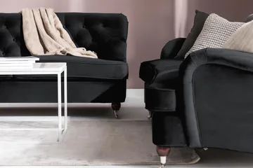 Howard Riviera 3-seters Svingt Fløyelssofa - Svart - Møbler - Sofaer - Howard-sofaer