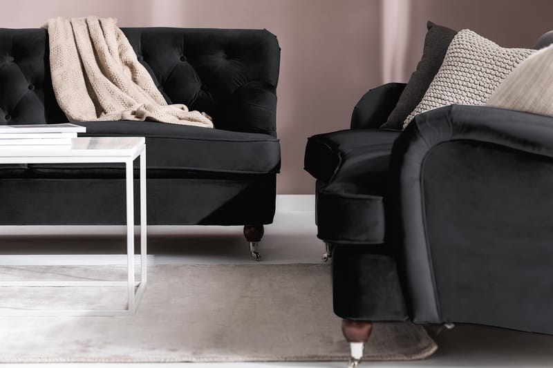 Howard Riviera 3-seters Svingt Fløyelssofa - Svart - Møbler - Sofaer - Howard-sofaer