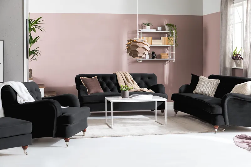 Howard Riviera 3-seters Svingt Fløyelssofa - Svart - Møbler - Sofaer - Howard-sofaer