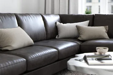 Ocean Lyx 6-seters høyrevendt U-formet sofa med divan og sjeselong + fotskammel i kunstskinn - Mørkegrå - Møbler - Sofaer - Skinnsofaer
