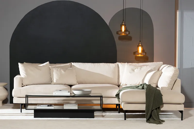 Menard 4-seters Høyrevendt L-formet Sjeselongsofa + Fotskammel i Manchester - Beige - Møbler - Sofaer - Sofaer med sjeselong - 4 seters sofa med divan