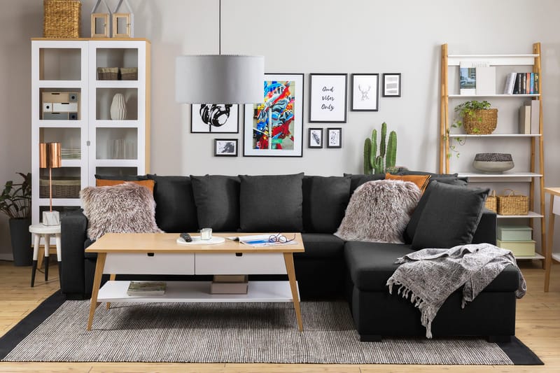 Crazy 4-seters Høyrevendt L-formet Sjeselongsofa i Stoff inkl. Pynteputer - Mørk grå - Møbler - Sofaer - Sofaer med sjeselong - 4 seters sofa med divan