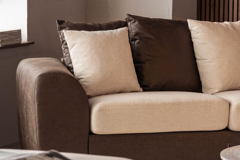 Cuba 4-seters Høyrevendt L-formet Sjeselongsofa i Kunstlær/Stoff inkl. Pynteputer - Brun / Beige - Møbler - Sofaer - Sofaer med sjeselong - 4 seters sofa med divan