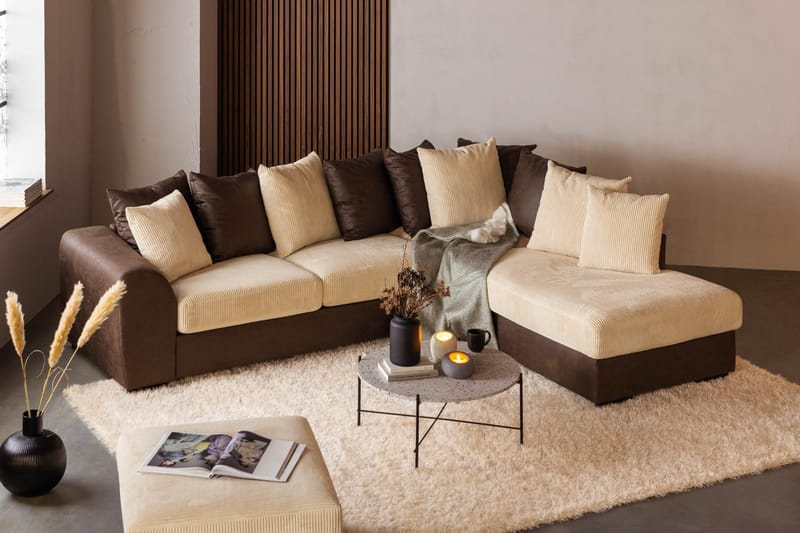 Cuba 4-seters Høyrevendt L-formet Sjeselongsofa i Manchester/Kunstlær inkl. Pynteputer - Brun / Beige - Møbler - Sofaer - Sofaer med sjeselong - 4 seters sofa med divan