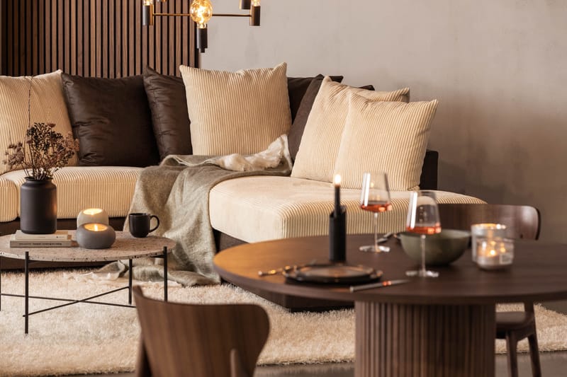 Cuba 4-seters Høyrevendt L-formet Sjeselongsofa i Manchester/Kunstlær inkl. Pynteputer - Brun / Beige - Møbler - Sofaer - Sofaer med sjeselong - 4 seters sofa med divan