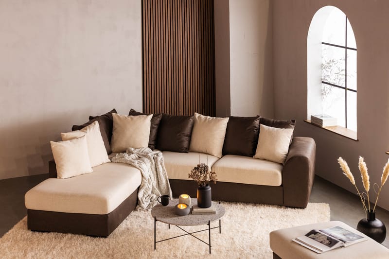 Cuba 4-seters Venstrevendt L-formet Sjeselongsofa i Kunstlær/Stoff inkl. Pynteputer - Brun / Beige - Møbler - Sofaer - Sofaer med sjeselong - 4 seters sofa med divan