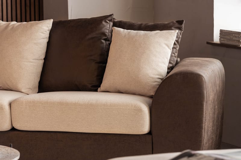 Cuba 4-seters Venstrevendt L-formet Sjeselongsofa i Kunstlær/Stoff inkl. Pynteputer - Brun / Beige - Møbler - Sofaer - Sofaer med sjeselong - 4 seters sofa med divan