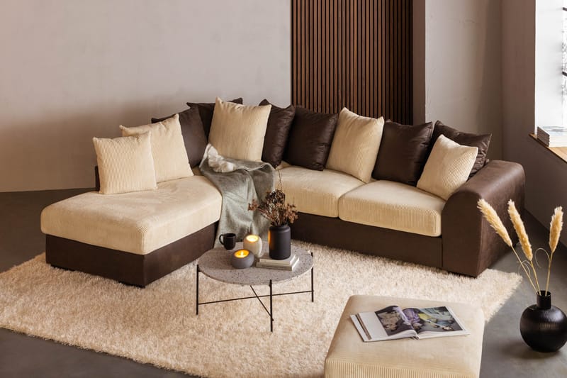 Cuba 4-seters Venstrevendt L-formet Sjeselongsofa i Manchester/Kunstlær inkl. Pynteputer - Brun / Beige - Møbler - Sofaer - Sofaer med sjeselong - 4 seters sofa med divan
