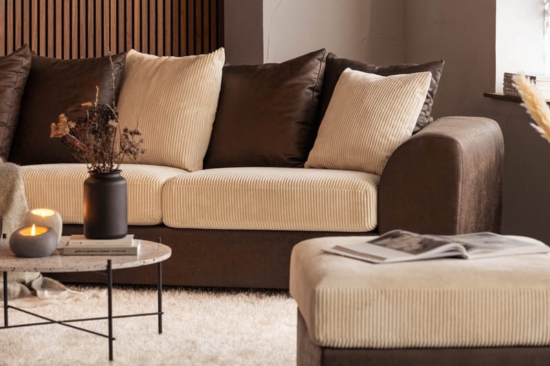 Cuba 4-seters Venstrevendt L-formet Sjeselongsofa i Manchester/Kunstlær inkl. Pynteputer - Brun / Beige - Møbler - Sofaer - Sofaer med sjeselong - 4 seters sofa med divan