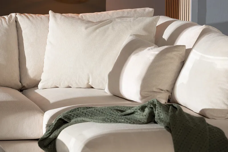 Menard 4-seters Høyrevendt Dyp L-formet Sjeselongsofa i Manchester - Beige - Møbler - Sofaer - Sofaer med sjeselong - 4 seters sofa med divan