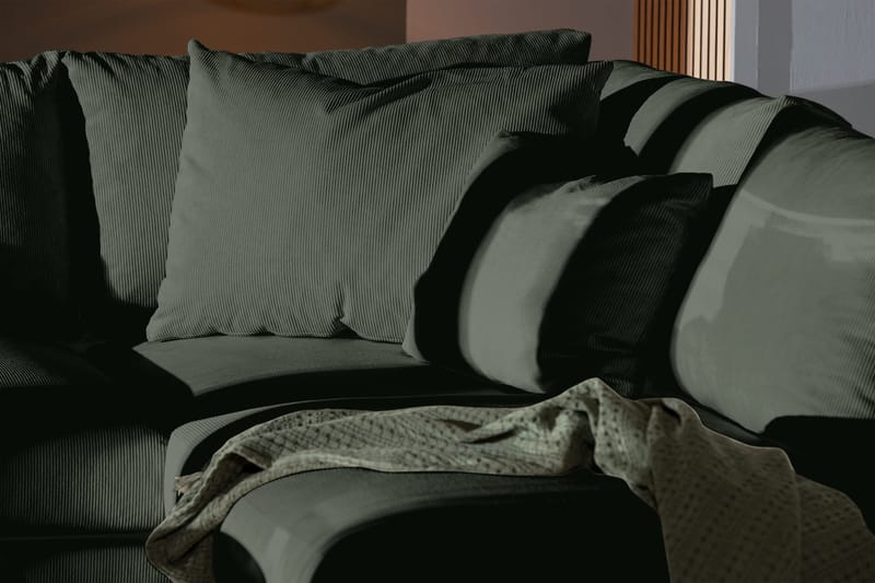 Menard 4-seters Høyrevendt Dyp L-formet Sjeselongsofa i Manchester - Grønn - Møbler - Sofaer - Sofaer med sjeselong - 4 seters sofa med divan