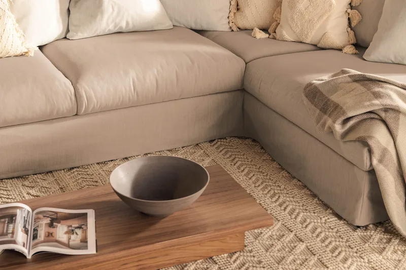 Menard 4-seters Høyrevendt Dyp L-formet Sjeselongsofa i Stoff - Beige - Møbler - Sofaer - Sofaer med sjeselong - 4 seters sofa med divan