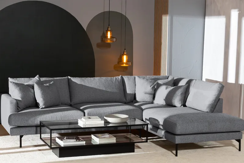 Menard 4-seters Høyrevendt Dyp L-formet Sjeselongsofa i Stoff - Grå - Møbler - Sofaer - Sofaer med sjeselong - 4 seters sofa med divan