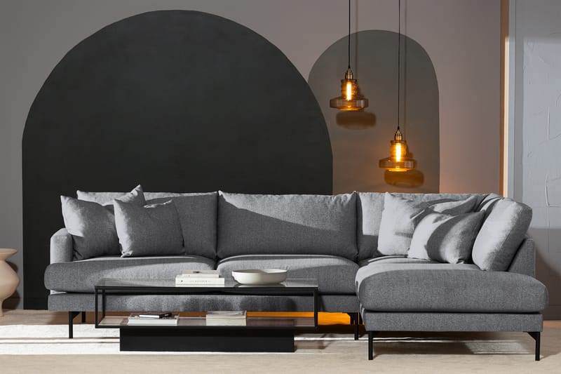 Menard 4-seters Høyrevendt L-formet Sjeselongsofa i Stoff - Grå - Møbler - Sofaer - Sofaer med sjeselong - 4 seters sofa med divan