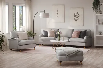 Howard Lyx Sofagruppe 4-seters Svingt Sofa + Lenestol + Fotskammel i Stoff - Lys grå - Møbler - Sofaer - Sofagrupper - Howard sofagruppe