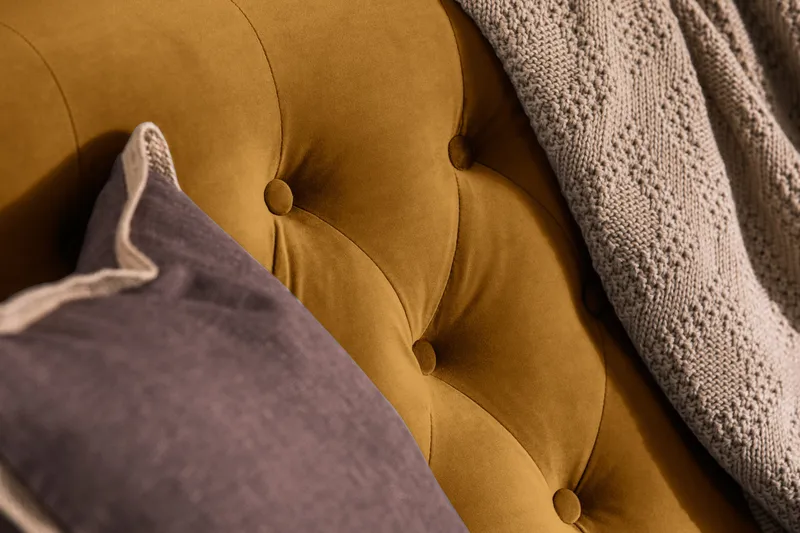 Howard Riviera Sofagruppe 3-seters + 2-seters Sofa + Lenestol + Fotskammel i Fløyel - Mørk gul - Møbler - Sofaer - Sofagrupper - Howard sofagruppe