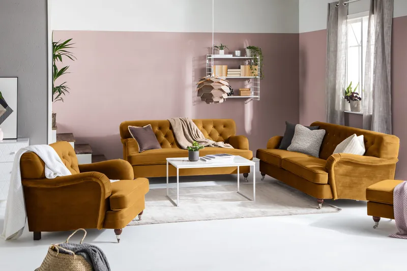 Howard Riviera Sofagruppe 3-seters + 2-seters Sofa + Lenestol + Fotskammel i Fløyel - Mørk gul - Møbler - Sofaer - Sofagrupper - Howard sofagruppe