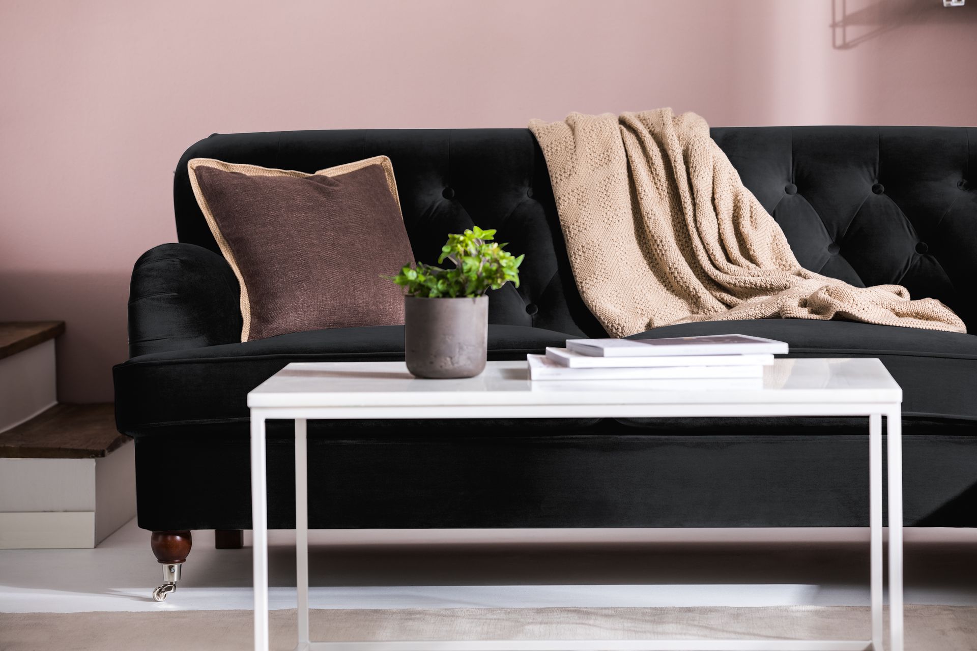 Howard Riviera Sofagruppe 3-seters + 2-seters Sofa + Lenestol + Fotskammel i Fløyel - Svart - Møbler - Sofaer - Sofagrupper - Howard sofagruppe