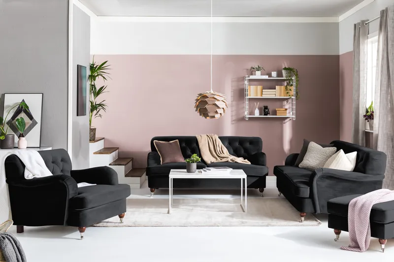 Howard Riviera Sofagruppe 3-seters + 2-seters Sofa + Lenestol + Fotskammel i Fløyel - Svart - Møbler - Sofaer - Sofagrupper - Howard sofagruppe