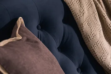 Howard Riviera Sofagruppe 3-seters + 2-seters Sofa + Lenestol + Fotskammel i Fløyel - Blå - Møbler - Sofaer - Sofagrupper - Howard sofagruppe