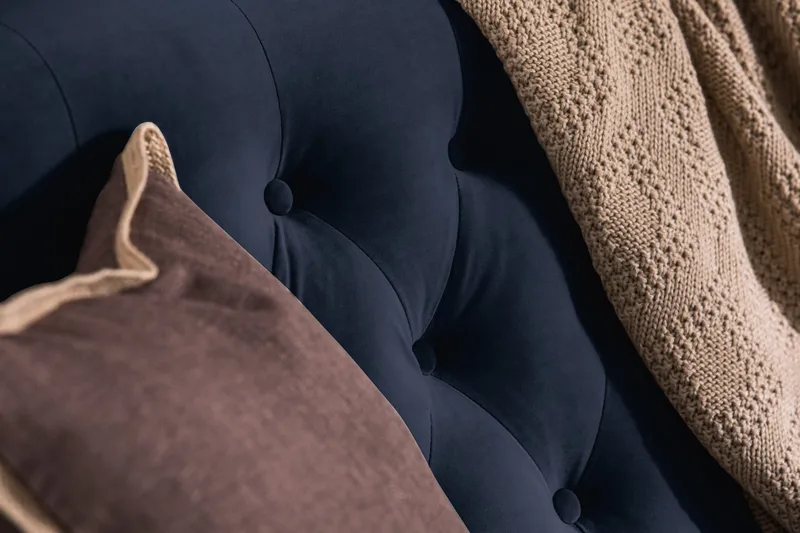 Howard Riviera Sofagruppe 3-seters + 2-seters Sofa + Lenestol + Fotskammel i Fløyel - Blå - Møbler - Sofaer - Sofagrupper - Howard sofagruppe
