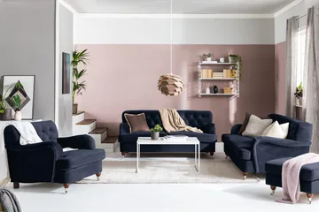 Howard Riviera Sofagruppe 3-seters + 2-seters Sofa + Lenestol + Fotskammel i Fløyel - Blå - Møbler - Sofaer - Sofagrupper - Howard sofagruppe