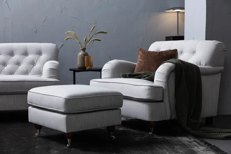 Howard Riviera Sofagruppe Bøyd 3-seter + 2-seter Sofa + Lenestol + Fotskammel i Stoff - Grå - Møbler - Sofaer - Sofagrupper - Howard sofagruppe