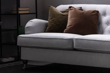 Howard Riviera Sofagruppe Bøyd 3-seter + 2-seter Sofa + Lenestol + Fotskammel i Stoff - Grå - Møbler - Sofaer - Sofagrupper - Howard sofagruppe