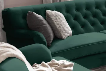 Howard Riviera Sofagruppe Svingt 3-seters + 2-seters Sofa + Lenestol + Fotskammel i Fløyel - Grønn - Møbler - Sofaer - Sofagrupper - Howard sofagruppe