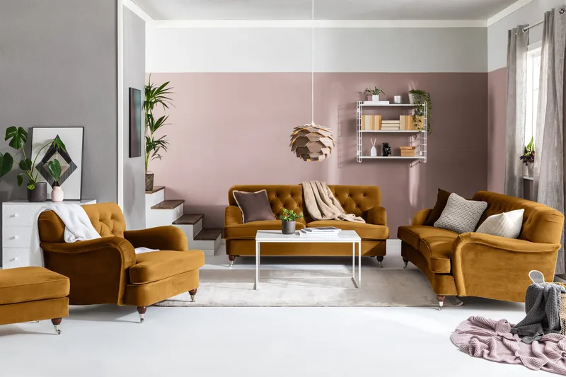 Howard Riviera Sofagruppe Svingt 3-seters + 2-seters Sofa + Lenestol + Fotskammel i Fløyel - Mørk gul - Møbler - Sofaer - Sofagrupper - Howard sofagruppe