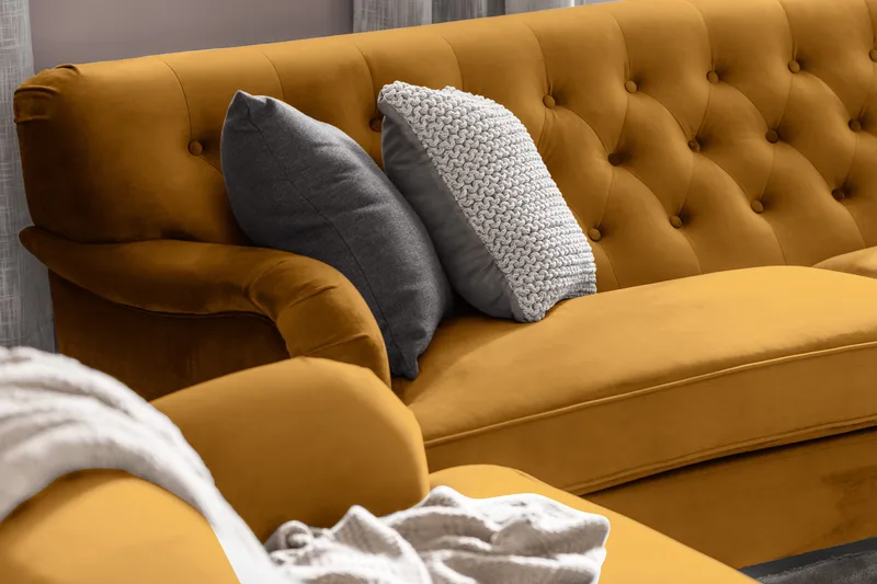 Howard Riviera Sofagruppe Svingt 3-seters + 2-seters Sofa + Lenestol + Fotskammel i Fløyel - Mørk gul - Møbler - Sofaer - Sofagrupper - Howard sofagruppe