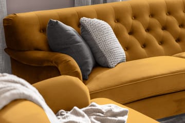 Howard Riviera Sofagruppe Svingt 3-seters + 2-seters Sofa + Lenestol + Fotskammel i Fløyel - Mørk gul - Møbler - Sofaer - Sofagrupper - Howard sofagruppe