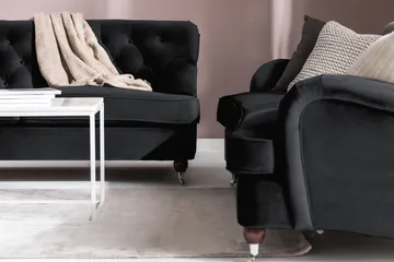 Howard Riviera Sofagruppe Svingt 3-seters + 2-seters Sofa + Lenestol + Fotskammel i Fløyel - Svart - Møbler - Sofaer - Sofagrupper - Howard sofagruppe