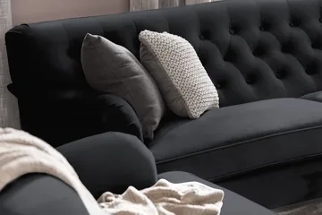 Howard Riviera Sofagruppe Svingt 3-seters + 2-seters Sofa + Lenestol + Fotskammel i Fløyel - Svart - Møbler - Sofaer - Sofagrupper - Howard sofagruppe
