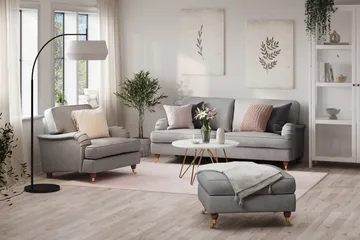 Howard Lyx Sofagruppe 3-seters Sofa + Lenestol + Fotskammel i Stoff - Lys grå - Møbler - Sofaer - Sofagrupper - Howard sofagruppe