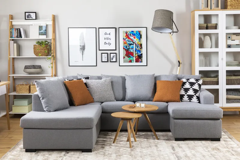 Crazy 4-seters Venstrevendt U-formet Small Sofa med Divan og Sjeselong i Stoff inkl. Pynteputer - Grå - Møbler - Sofaer - U-sofa