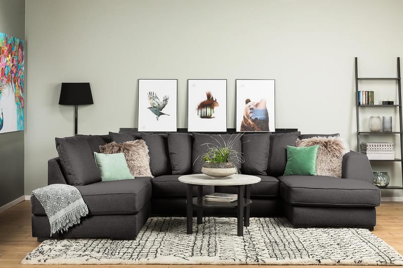 Optus 4-seters Venstrevendt U-formet Sofa med Divan og Sjeselong i Stoff inkl. Pynteputer - Mørk grå - Møbler - Sofaer - U-sofa