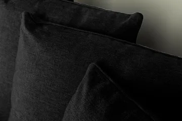 Optus 4-seters Venstrevendt U-formet Sofa med Divan og Sjeselong i Stoff inkl. Pynteputer - Svart - Møbler - Sofaer - U-sofa