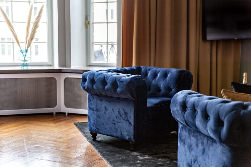 Chesterfield Lyx Stor behagelig dyp fløyelfotøyd – Fotøyd til stue - Blå Fløyel - Møbler - Stoler - Lenestoler - Chesterfield lenestol