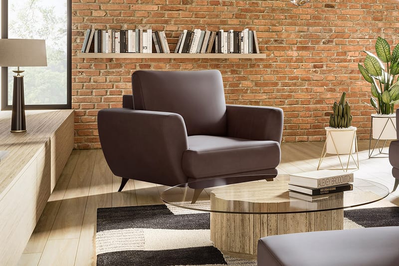 Megis Lenestol, Brun