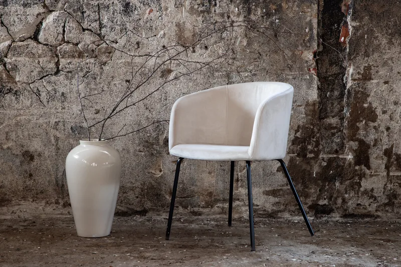 Berit Lenestol Fløyel med Armlener - Hvit med svarte ben - Møbler - Stoler - Spisestuestoler & kjøkkenstoler