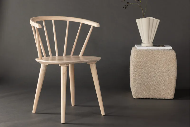 Bobby Lenestol med Armlener - Hvitlasert / Gummitre - Møbler - Stoler - Spisestuestoler & kjøkkenstoler