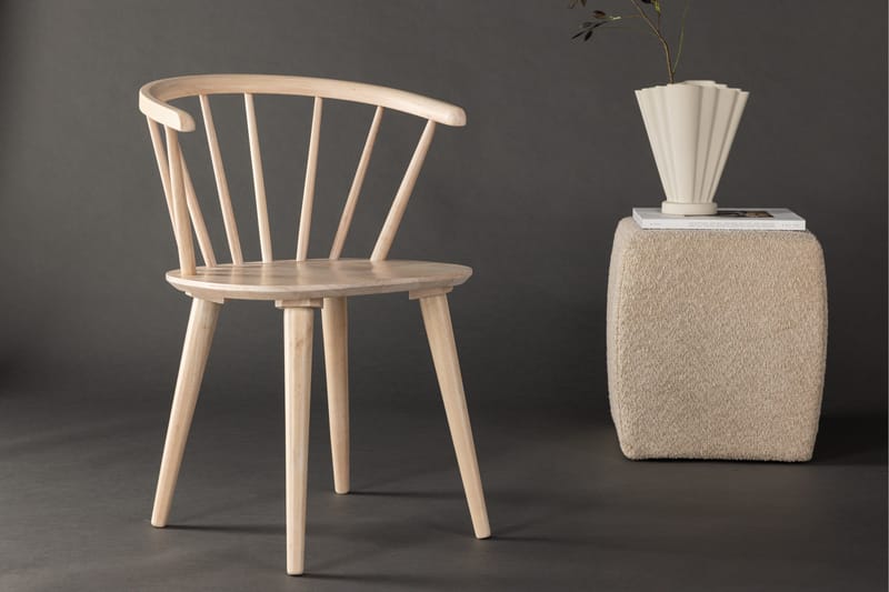 Bobby Lenestol med Armlener - Hvitlasert / Gummitre - Møbler - Stoler - Spisestuestoler & kjøkkenstoler