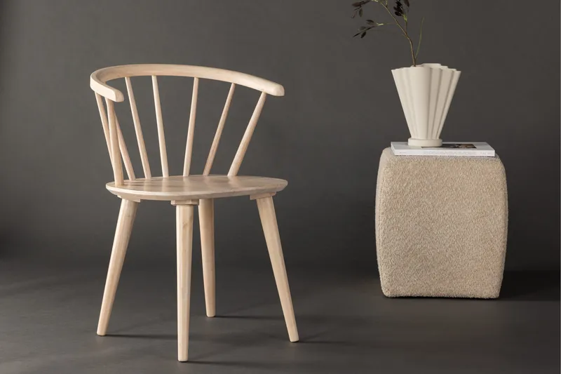 Bobby Lenestol med Armlener - Hvitlasert / Gummitre - Møbler - Stoler - Spisestuestoler & kjøkkenstoler